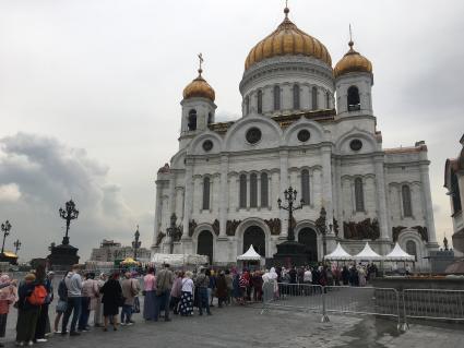 Москва. Прихожане в очереди в Храм Христа Спасителя, где находятся мощи святых Петра и Февроньи, доставленные из Свято-Троицкого женского монастыря Мурома.