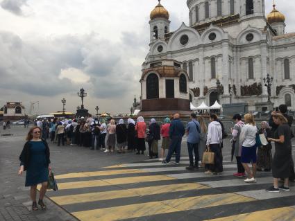 Москва. Прихожане в очереди в Храм Христа Спасителя, где находятся мощи святых Петра и Февроньи, доставленные из Свято-Троицкого женского монастыря Мурома.