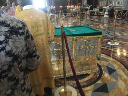 Москва. Прихожане в Храм Христа Спасителя, где находятся мощи святых Петра и Февроньи, доставленные из Свято-Троицкого женского монастыря Мурома.