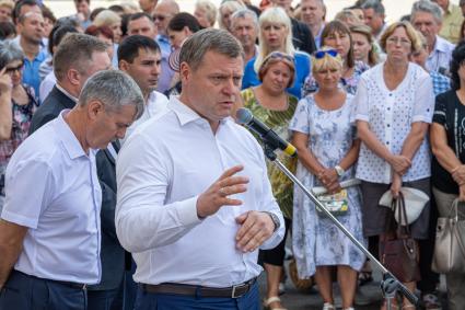 Ахтубинск. Врио губернатора Астраханской области Игорь Бабушкин во время встречи с жителями города.