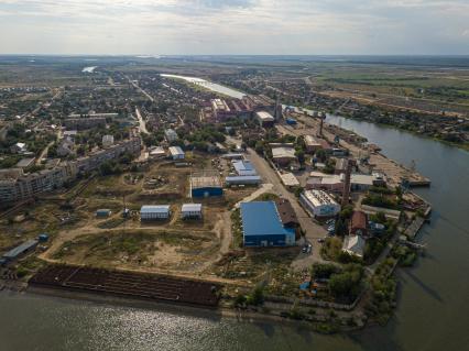 Астрахань. Вид сверху на судостроительный завод `Красные Баррикады `.