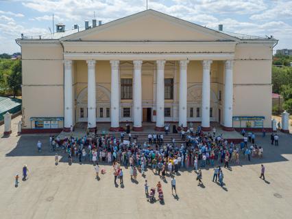 Ахтубинск. Встреча врио губернатора Астраханской области Игоря Бабушкина с жителями города у Дома офицеров.