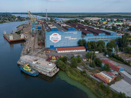 Астрахань. Вид сверху на судостроительный завод `Красные Баррикады `.