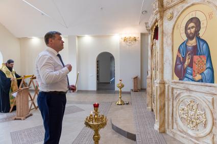 Ахтубинск. Врио губернатора Астраханской области Игорь Бабушкин во время посещения церкви Владимирской иконы Божией Матери.