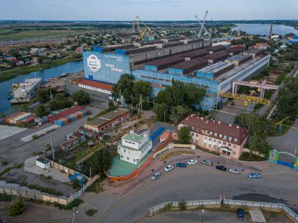 Астрахань. Вид сверху на судостроительный завод `Красные Баррикады `.