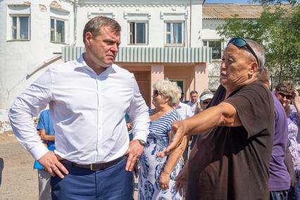 Ахтубинск. Врио губернатора Астраханской области Игорь Бабушкин во время встречи с жителями города.