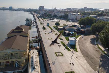 Астрахань. Вид сверху на городскую набережную.