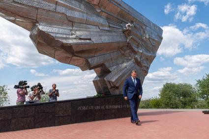 Ахтубинск. Врио губернатора Астраханской области Игорь Бабушкин во время посещения мемориала `Крыло Икара`, посвященного летчикам-испытателям.