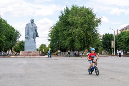Ахтубинск. Памятник Владимиру Ленину на одной из улиц города.