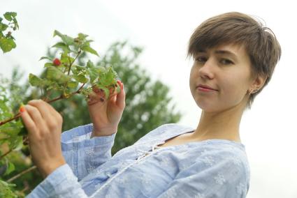 Екатеринбург. Девушка на даче у куста с малиной