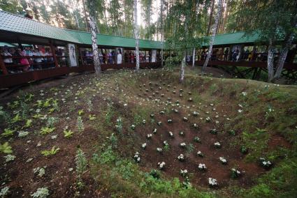 Екатеринбург. Царские дни. Православные верующие прошедншие кресным ходом в монастырь \'Ганина яма\' по последнему пути семьи Николая II, расстреляных в Екатеринбурге в 1918 г