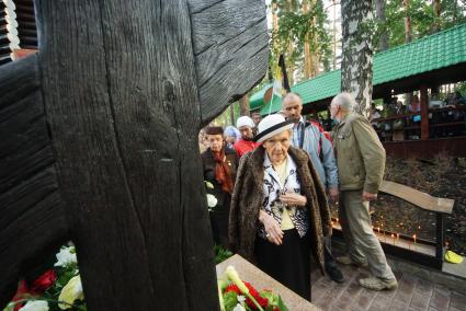 Екатеринбург. Царские дни. Княгиня Ольга Николаевна Романова (в центре) на территории монастыря \'Ганина яма\', после кресного хода по последнему пути царской семьи Николая II  расстреляной в Екатеринбурге в 1918 г