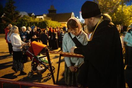 Екатеринбург. Царские дни. Священники проводят исповедь всем желающим верующим, перед началом богослужения в память о семье царя Николая II, расстреляных в Екатеринбурге в 1918 г