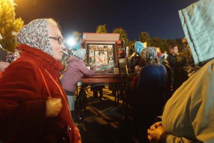 Екатеринбург. Царские дни. Православные верующие перед началом богослужения в память о семье царя Николая II, расстреляных в Екатеринбурге в 1918 г