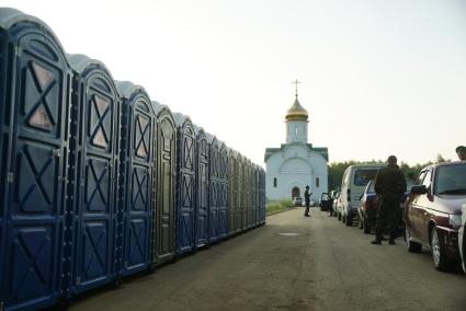 Екатеринбург. Царские дни. Биотуалеты для православных верующих в монастыре \'Ганина яма\' где были захоронены останки царской семьи Николая II, расстреляных в Екатеринбурге в 1918 г