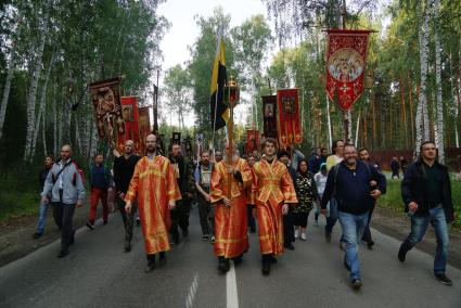 Екатеринбург. Царские дни. Православные верующие идут кресным ходом по последнему пути семьи Николая II, расстреляных в Екатеринбурге в 1918 г