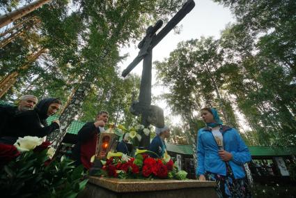 Екатеринбург. Царские дни. Богослужение на месте расстрела царской семьи Николая II в 1918 г на территории монастыря \'Ганина яма\'