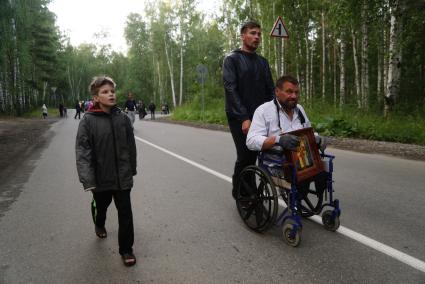 Екатеринбург. Царские дни. Православные верующие идут кресным ходом по последнему пути семьи Николая II, расстреляных в Екатеринбурге в 1918 г