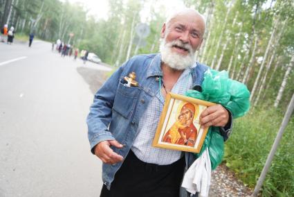 Екатеринбург. Царские дни. Православные верующие идут кресным ходом по последнему пути семьи Николая II, расстреляных в Екатеринбурге в 1918 г