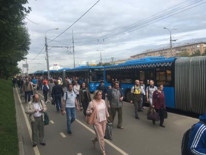 Москва. Пассажиры на остановке бесплатных компенсационных автобусов  возле станции метро, организованные в связи с закрытием части Сокольнической линии Московского метрополитена.