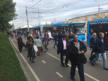 Москва. Пассажиры на остановке бесплатных компенсационных автобусов  возле станции метро, организованные в связи с закрытием части Сокольнической линии Московского метрополитена.