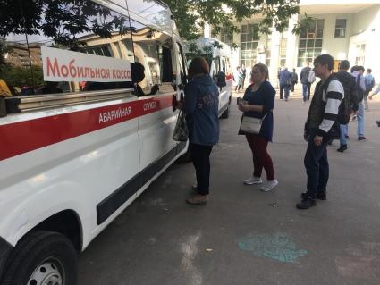 Москва. Пассажиры у мобильной кассы, организованной в связи с закрытием части Сокольнической линии Московского метрополитена.