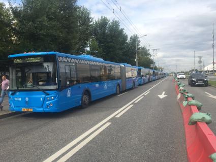 Москва. Бесплатные компенсационные автобусы возле станции метро, организованные в связи с закрытием части Сокольнической линии  Московского метрополитена.