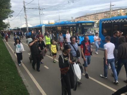 Москва. Пассажиры на остановке бесплатных компенсационных автобусов  возле станции метро, организованные в связи с закрытием части Сокольнической линии Московского метрополитена.