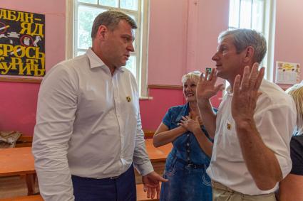 Астраханская область, Золотуха. Врио губернатора Астраханской области Игорь Бабушкин (слева) во время встречи с жителями села.