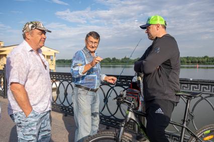 Астрахань. Врио губернатора Астраханской области Игорь Бабушкин на центральной городской набережной.