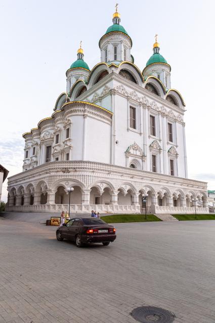Астрахань. Вид на Успенский кафедральный собор Астраханского Кремля.