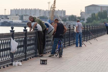 Астрахань. Рыбаки на центральной набережной города.
