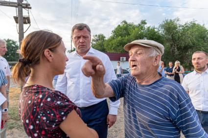 Ахтубинск. Врио губернатора Астраханской области Игорь Бабушкин (в центре) во время встречи с жителями села.