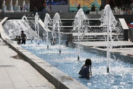 Ставрополь. Дети играют и купаются в фонтане.