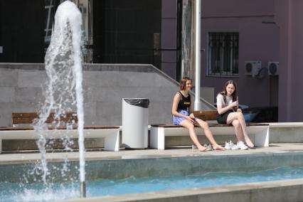 Ставрополь. Девушки сидят у фонтана.