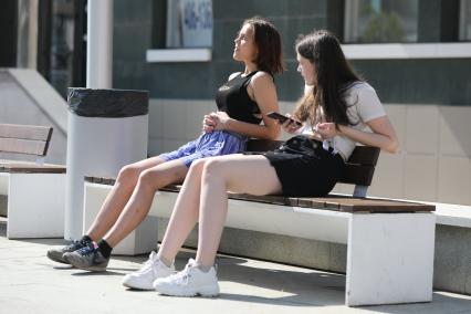 Ставрополь. Девушки сидят у фонтана на скамейке.