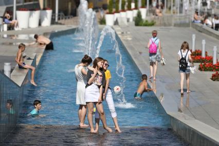 Ставрополь. Девушки фотографируются у фонтана.