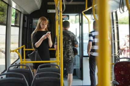 Екатеринбург. Электробус миннского завода \'Белкоммунмаш\' перед выездом на тестовый, согращенный маршрут по улицам города. Электробус был представлен на международной промышленной выставке \'Иннопром-2019\'