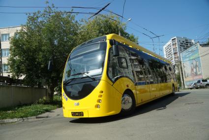 Екатеринбург. Электробус миннского завода \'Белкоммунмаш\' во время тестового, согращенного маршрута по улицам города. Электробус был представлен на международной промышленной выставке \'Иннопром-2019\'