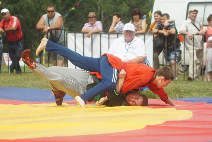 Свердловская область. Празднование Сабантуя на территории конно-спортивного клуба \'Белая лошадь\'. Соревнования по Куреш (традиционный вид борьбы на поясах у тюркских народов)