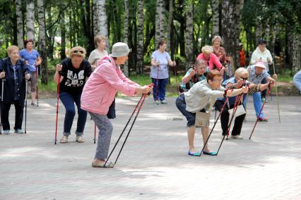 Нижний Новгород. Женщины пенсионного возраста  во время урока скандинавской ходбы.