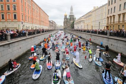 Санкт-Петербург. Участники ежегодного международного фестиваля SUP-серфинга   на канале Грибоедова.