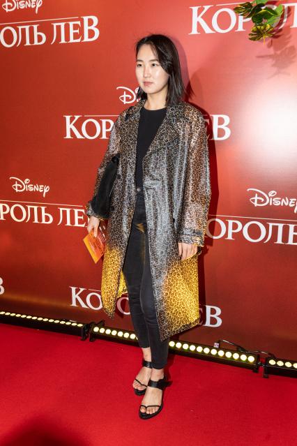Москва. Главный редактор журнала Glamour Иляна Эрднеева на премьере фильма Disney `Король Лев` в кинотеатре `Каро 11 Октябрь` на Новом Арбате.