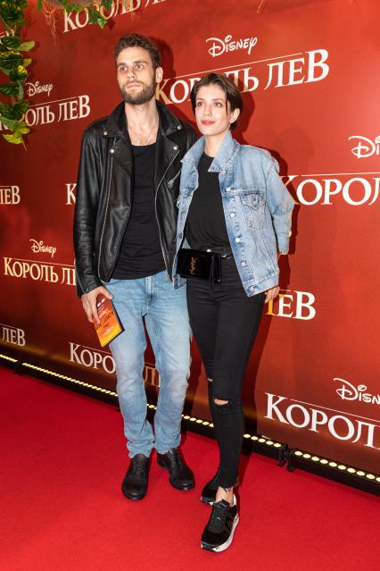 Москва. Актеры Дмитрий Ендальцев и Анна Чиповская на премьере фильма Disney `Король Лев` в кинотеатре `Каро 11 Октябрь` на Новом Арбате.
