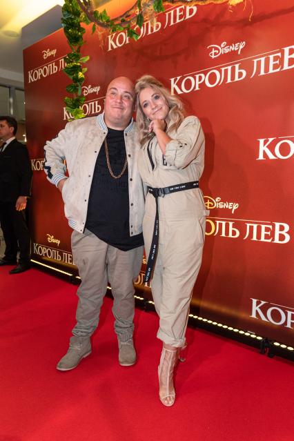 Москва. Певец, продюсер Доминик Джокер и его супруга Катя Кокорина на премьере фильма Disney `Король Лев` в кинотеатре `Каро 11 Октябрь` на Новом Арбате.