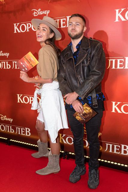Москва. Музыкант Андрей Гризли на премьере фильма Disney `Король Лев` в кинотеатре `Каро 11 Октябрь` на Новом Арбате.