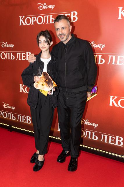 Москва. Дизайнер Александр Сирадекиан на премьере фильма Disney `Король Лев` в кинотеатре `Каро 11 Октябрь` на Новом Арбате.