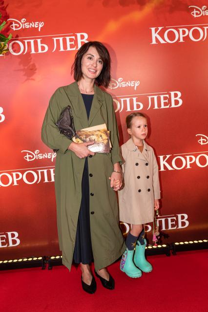 Москва. Телеведущая Ирина Муромцева и ее дочь Саша на премьере фильма Disney `Король Лев` в кинотеатре `Каро 11 Октябрь` на Новом Арбате.