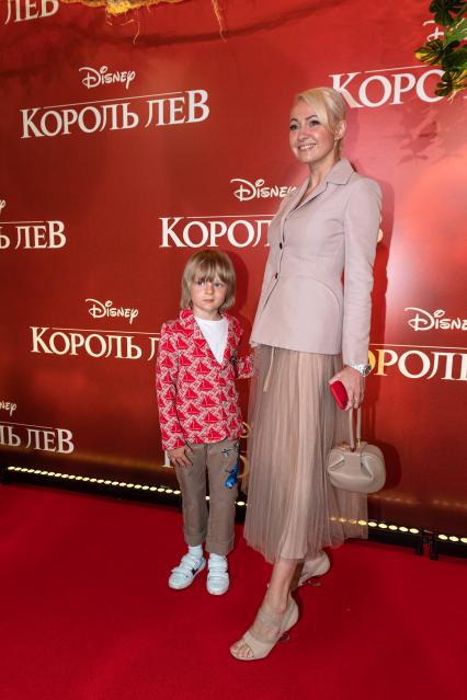 Москва. Продюсер Яна Рудковская с сыном Александром на премьере фильма Disney `Король Лев` в кинотеатре `Каро 11 Октябрь` на Новом Арбате.