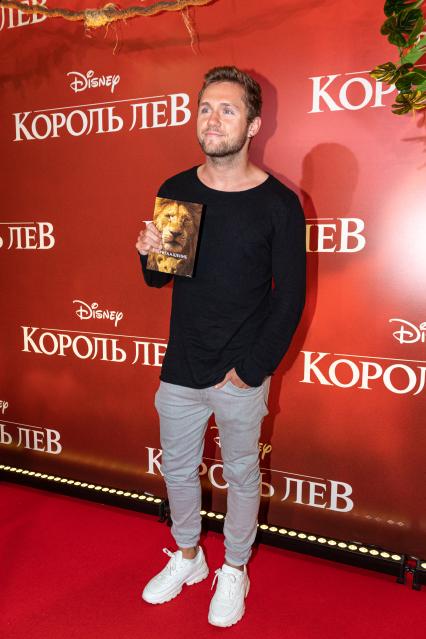 Москва. Певец Влад Соколовский на премьере фильма Disney `Король Лев` в кинотеатре `Каро 11 Октябрь` на Новом Арбате.